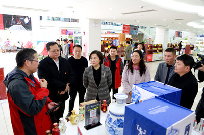 陳文君一行到湘西電子商務創(chuàng)業(yè)孵化基地現場辦公